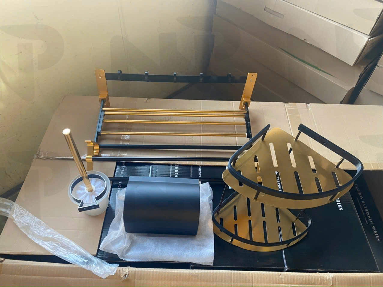 bộ phụ kiện đen vàng - 600K